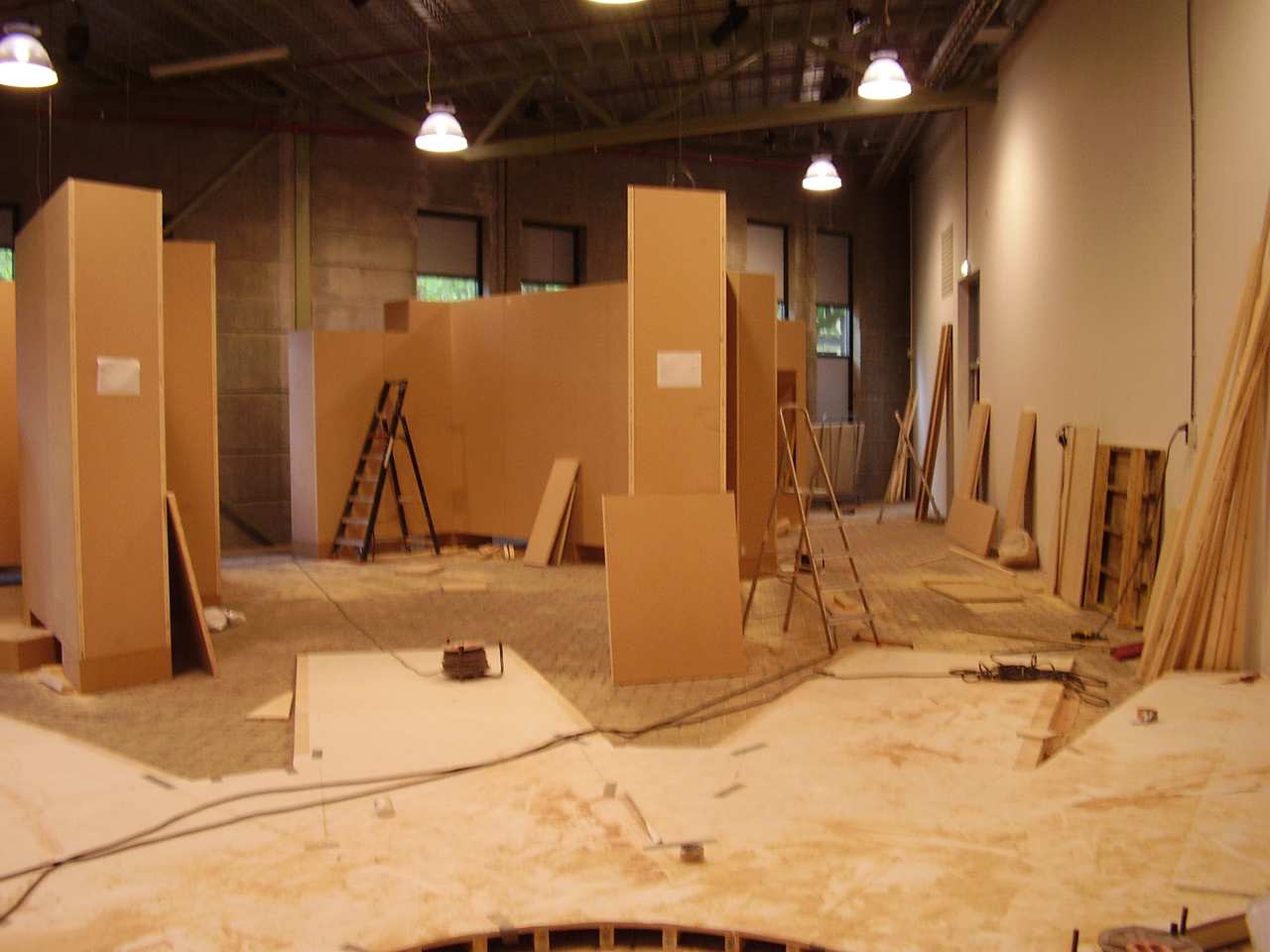 Opbouwen tentoonstelling in spoorwegmuseum. Aannemer Urbanizer